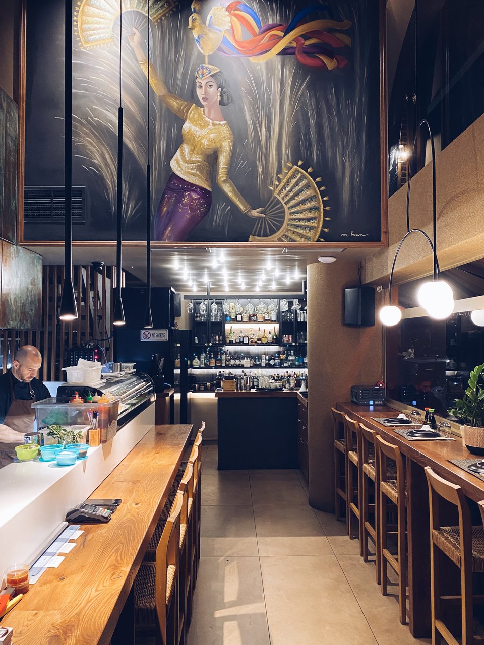 Στο εσωτερικό του sushi bar Boracay με την open space κουζίνα / Φωτογραφία: Μάνος Λειβαδάρος / iefimerida