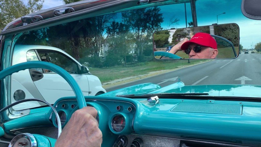 Ο Νίκος Μαστοράκης στον καθρέφτη μιας Chevy Bel Air 1957