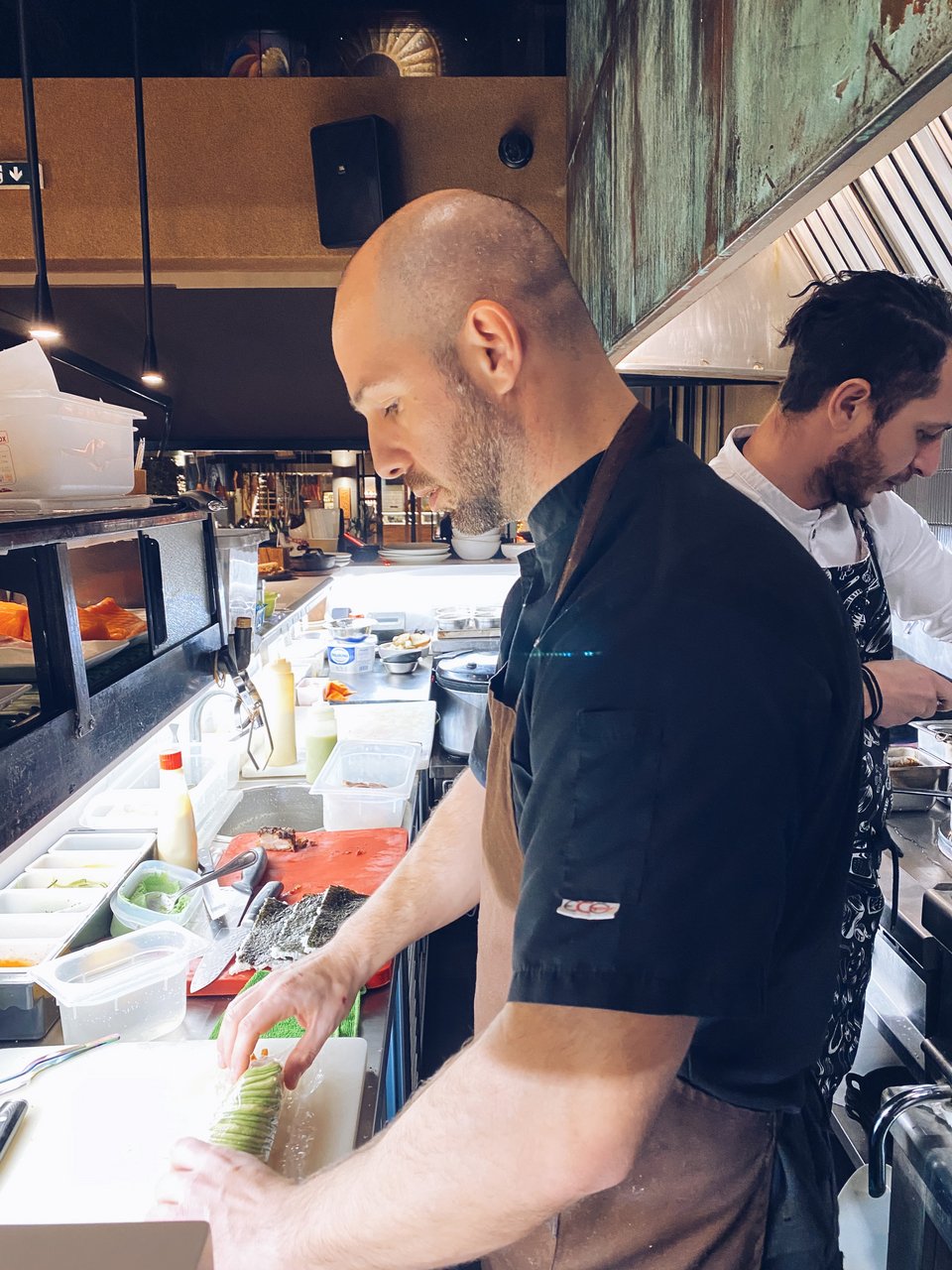 Ο σεφ του Boracay Τριαντάφυλλος Πνευματικός φτιάχνοντας sushi rolls  / Φωτογραφία: Μάνος Λειβαδάρος / iefimerida