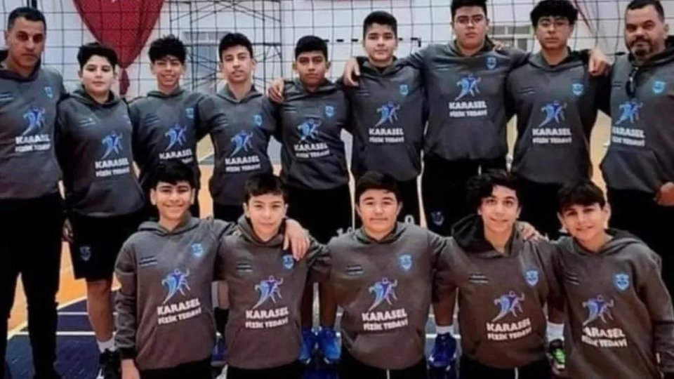 Μαθητές μέλη της σχολικής ομάδας βόλεϊ του επαγγελματικού λυκείου της Αμμοχώστου