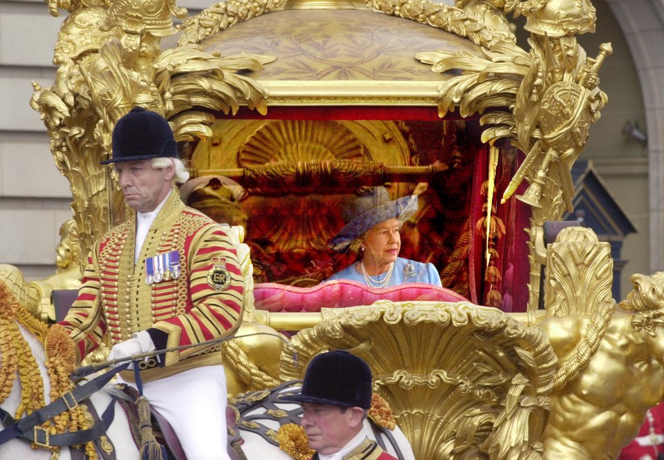 Η βασίλισσα Ελισάβετ στη Gold State Coach στο Χρυσό Ιωβηλαίο της στις 4 Ιουνίου 2002