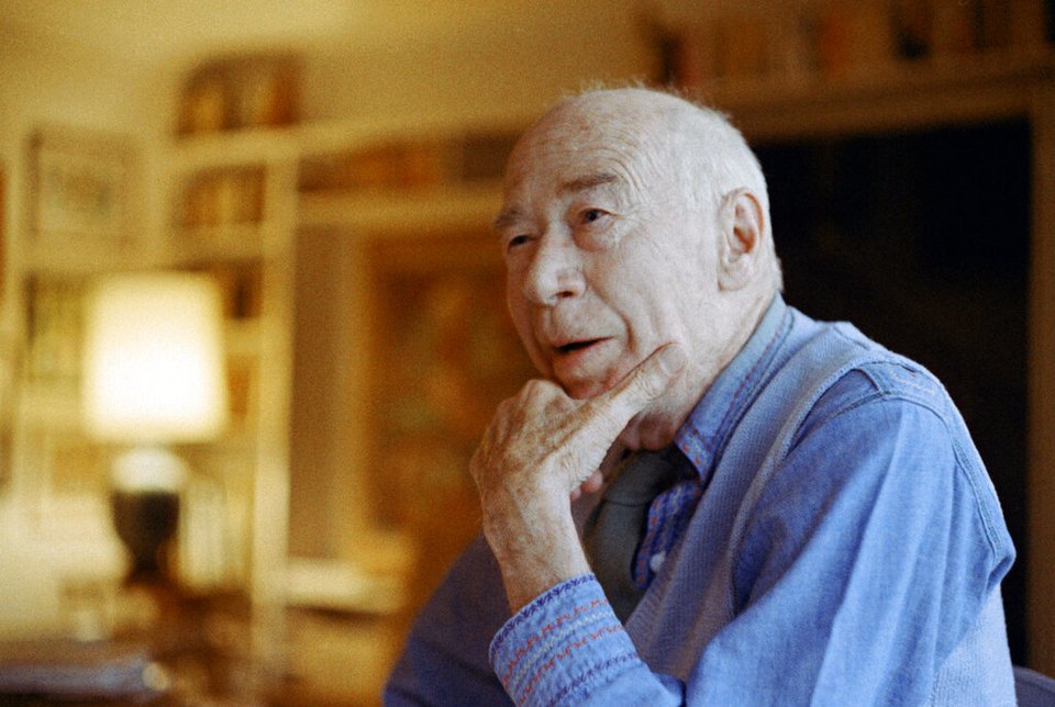 Ο Henry Miller, ο διάσημος Αμερικανός συγγραφέας, στο σπίτι του στο Pacific Palisades, Καλιφόρνια, 17 Νοεμβρίου 1971 /