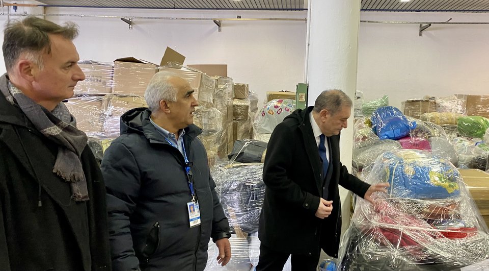 Κουβέρτες, ζεστά ρούχα, φάρμακα, τρόφιμα και είδη ατομικής υγιεινής για τους σεισμόπληκτους έχουν πλημμυρίσει το περίπτερο δύο της ΔΕΘ