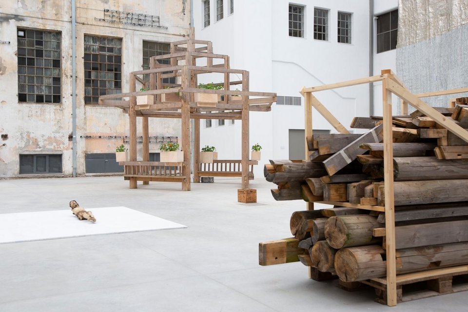 Danh Võ, Untitled (2021) (detail), στην έκθεση Portals του ΝΕΟΝ στο Καπνεργοστάσιο το 2021. : © Natalia Tsoukala. Courtesy NEON