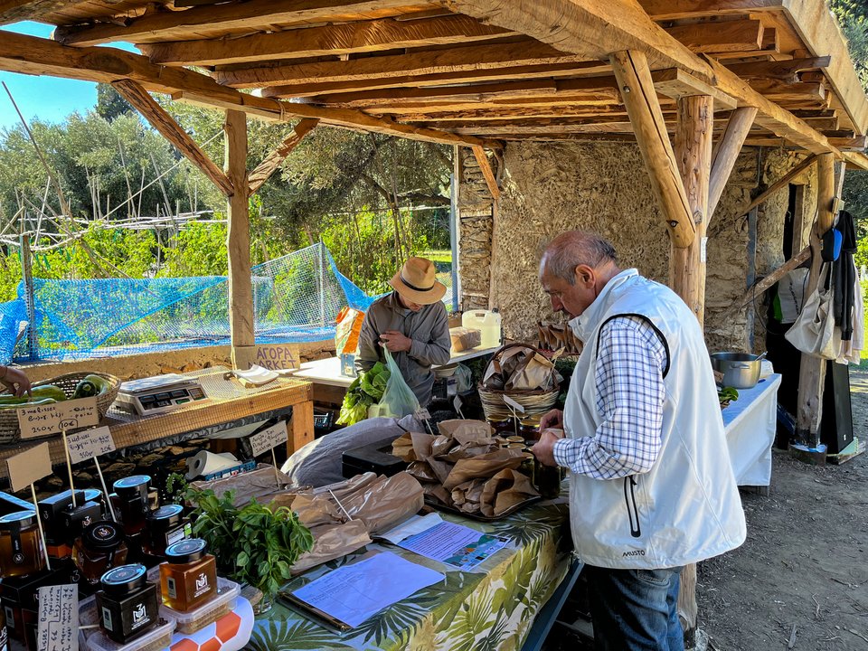 Ολα τα βοηθητικά κτίσματα και τα στέγαστρα στη Livada Farm είναι κατασκευασμένα με φυσική πράσινη δόμηση.
