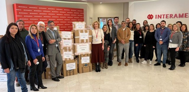 Οι εργαζόμενοι και ο CEO της Interamerican στα κεντρικά γραφεία της εταιρείας όπου συγκεντρώθηκε η ανθρωπιστική βοήθεια