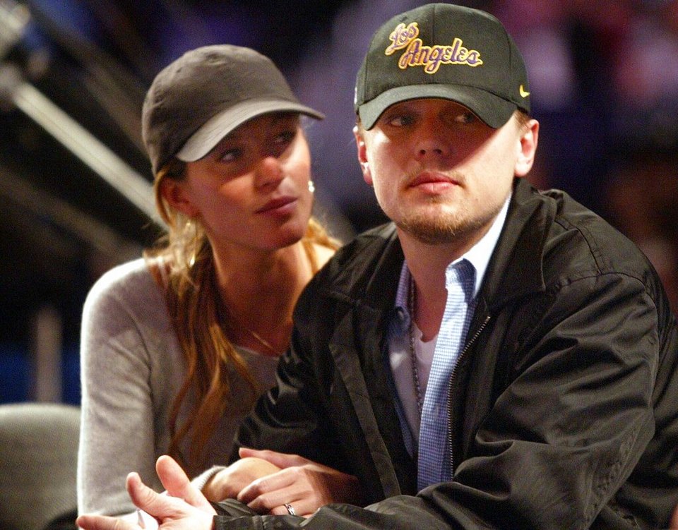 Ο Λεονάρντο Ντι Κάπριο και η Ζιζέλ Μπάντχεν, παρακολουθούν τις εορταστικές εκδηλώσεις του 2004 NBA All-Star στο Staples Center, στις 14 Φεβρουαρίου 2004, στο Λος Άντζελες.