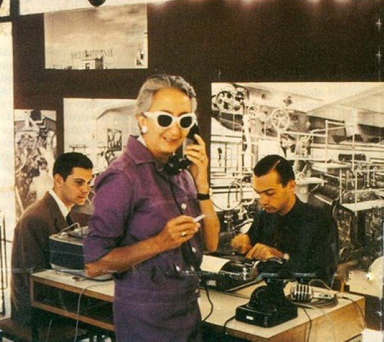 Η Ελένη Βλάχου και πίσω της ο νεαρός ρεπόρτερ Μαστοράκης δακτυλογραφεί
