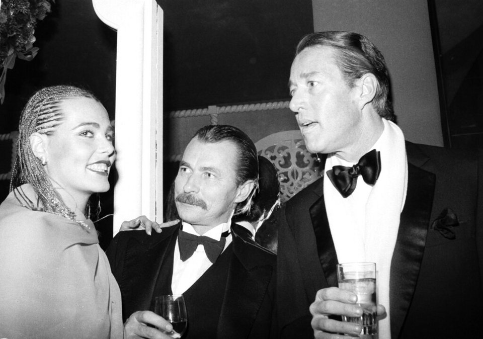Η Margaux Hemingway και ο κινηματογραφικός παραγωγός Bernard Foucher, στο κέντρο, συνομιλούν με τον σχεδιαστή μόδας Halston, το 1979