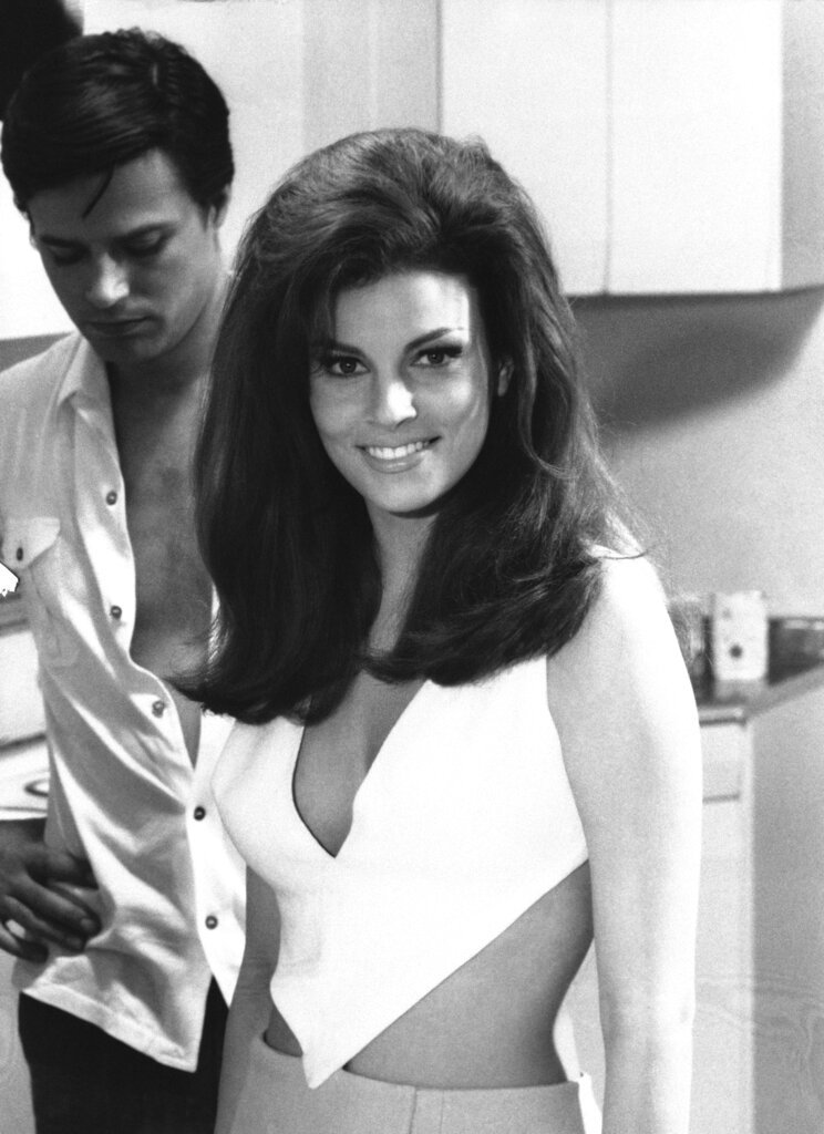 Η Αμερικανίδα ηθοποιός Raquel Welch και ο Γάλλος ηθοποιός Jean Sorel, κάνουν ένα διάλειμμα από την πρώτη ιταλική ταινία της Miss Welch "Le Fate"