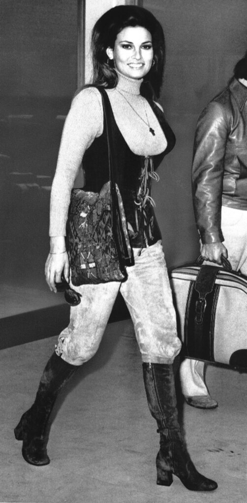 Η Raquel Welch περπατά μέσα από τον τερματικό σταθμό του αεροδρομίου Heathrow του Λονδίνου, 8 Ιανουαρίου 1971, μετά την άφιξή της από τις Η.Π.Α.