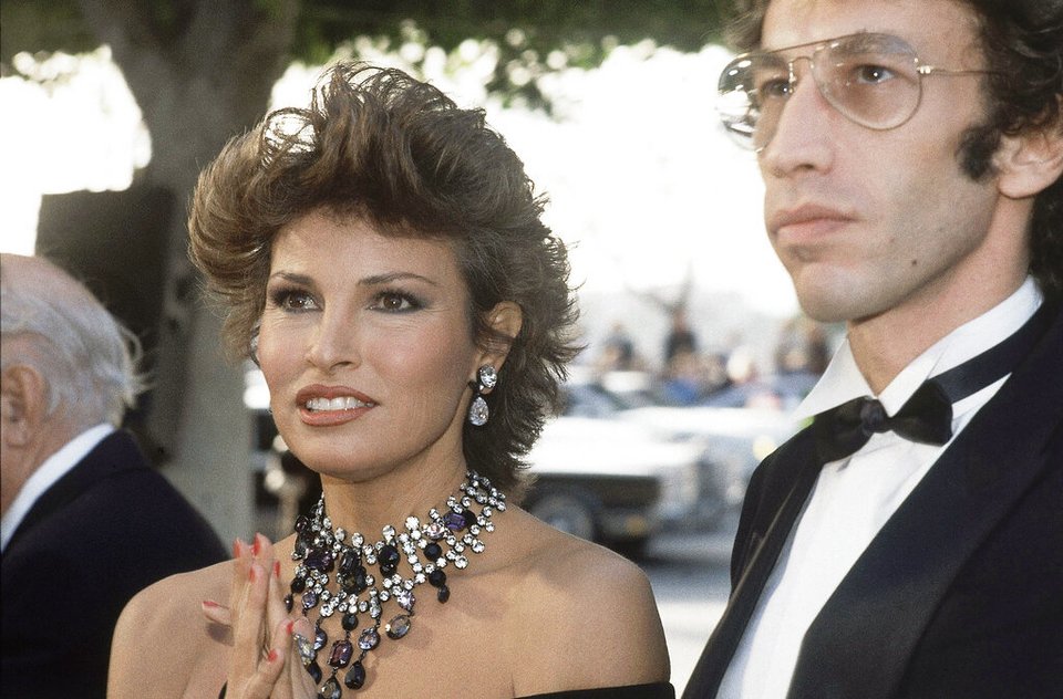Η Raquel Welch φτάνει με τον σύζυγό της Andre Weinfeld στην 55η ετήσια απονομή των βραβείων Όσκαρ στο Λος Άντζελες, 11 Απριλίου 1983