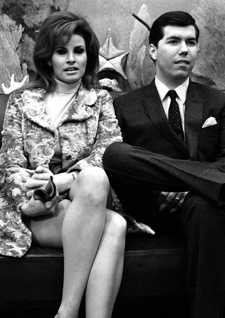 Η Raquel Welch και ο μάνατζέρ της, Patrick Curtis, στο Παρίσι της Γαλλίας, στις 10 Φεβρουαρίου 1967, μετά την κατάθεση των εγγράφων γάμου