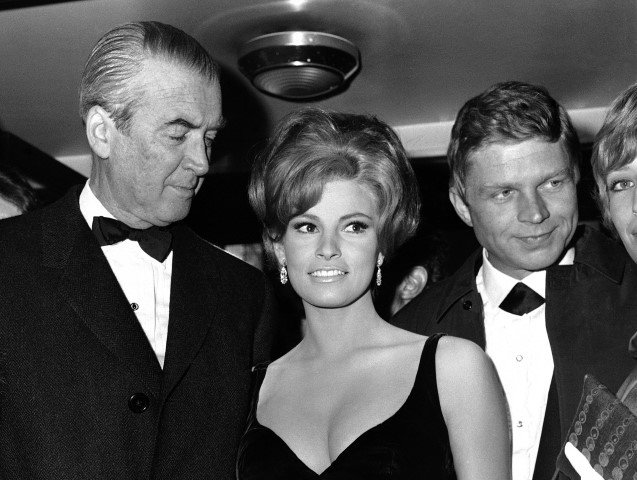 Ο James Stewart (αριστερά), η Raquel Welch (κέντρο) και ο Hardy Kruger (δεξιά) στην πρεμιέρα της ταινίας «Η πτήση του Φοίνικα» στο Λονδίνο, το 1966 Φωτογραφία: AP Photo/Laurence Harris