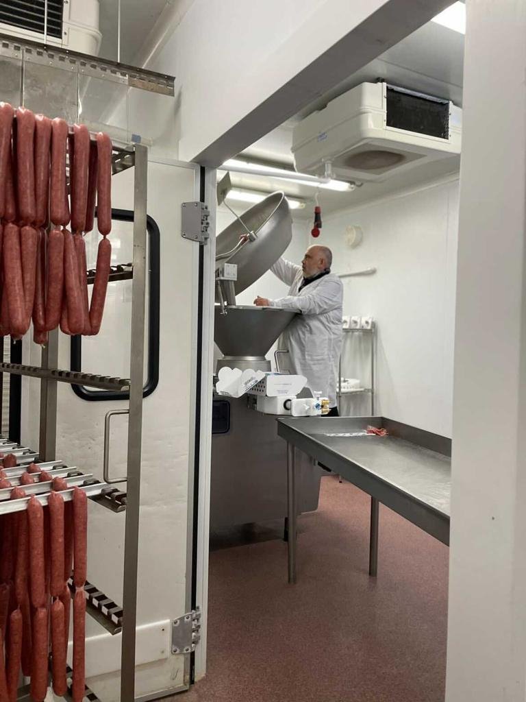 Ο Βαγγέλης Λιάκος κατά τη διάρκεια παραγωγής των αλλαντικών.
