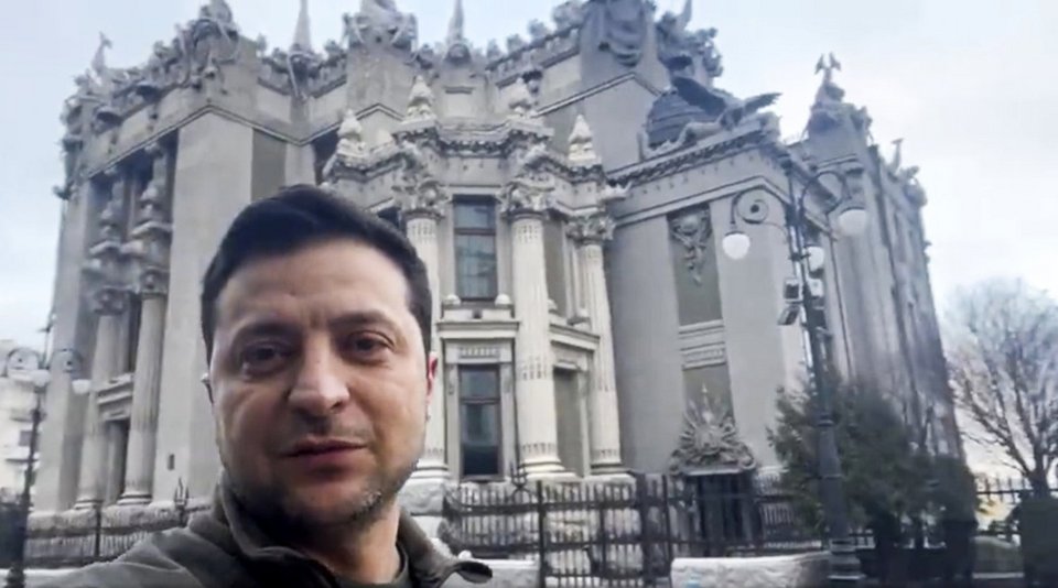 Ο Βολόντιμιρ Ζελένσκι στο βίντεο που τράβηξε στο Κίεβο τη μεθεπομένη της εισβολής διαψεύδοντας ότι διέφυγε στο εξωτερικό