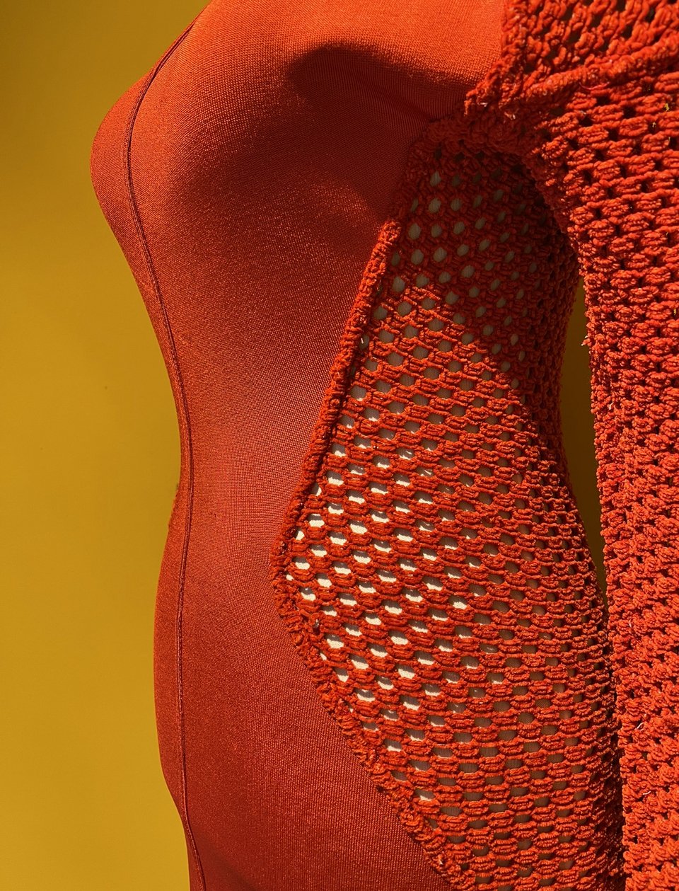 Το κόκκινο Alaia που έχει ιδιαιτερότητες σε σχέση με το ύφος του δημιουργού