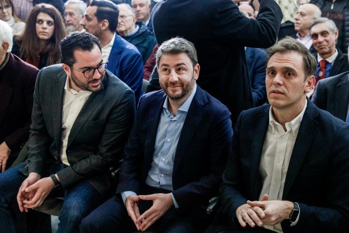 Ο Νίκος Ανδρουλάκης με τον Ανδρέα Σπυρόπουλο και τον Δημήτρη Μάντζο στο Μενίδι / Φωτογραφία: ΓΙΩΡΓΟΣ ΚΟΝΤΑΡΙΝΗΣ/EUROKINISSI
