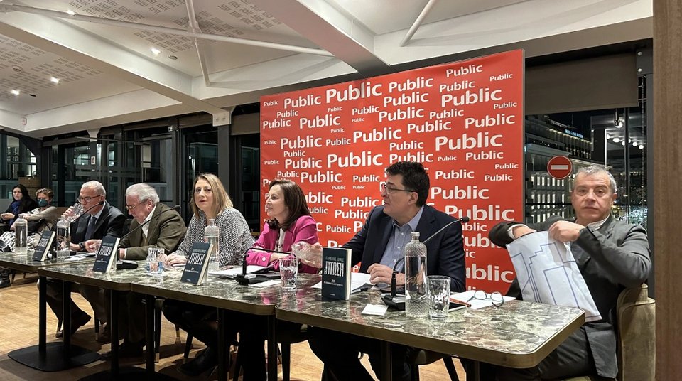 Από την παρουσίαση του βιβλίου του Παντελή Καψή «Η Πτώση» - Από δεξιά ο Στ. Θεοδωράκης, ο Αλ. Παπαχελάς, η Άννα Διαμαντοπούλου, η δημοσιογράφος Φώφη Γιωτάκη, ο ομότιμος καθηγητής Πολιτικής Επιστήμης στο Πάντειο Πανεπιστήμιο Γιάννης Βούλγαρης