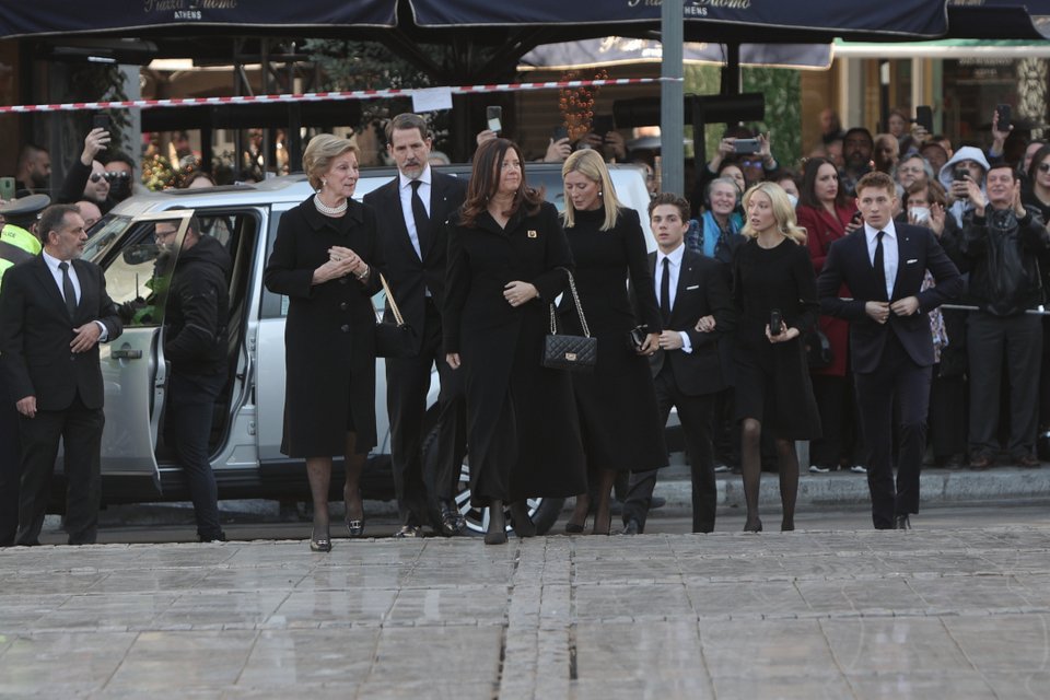 H Αννα Μαρία συνοδευόμενη από τα παιδιά της Παύλο και Αλεξία, τη Μαρί Σαντάλ και τα εγγόνια της.