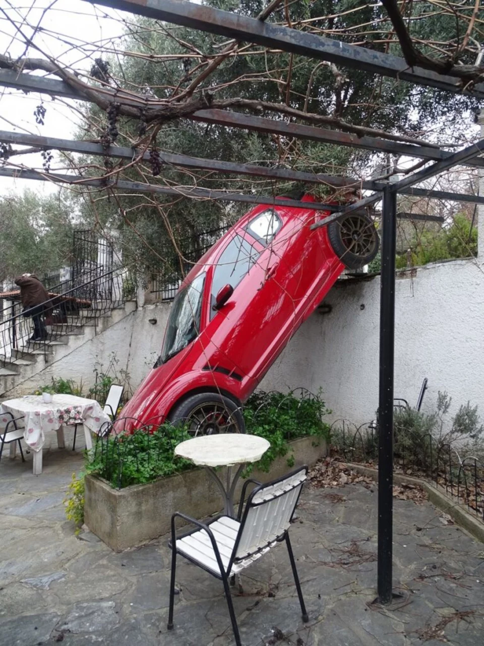 Απίστευτο τροχαίο: Αυτοκίνητο «προσγειώθηκε» στην αυλή σπιτιού (pics) 4 Απίστευτο τροχαίο: Αυτοκίνητο «προσγειώθηκε» στην αυλή σπιτιού (pics)
