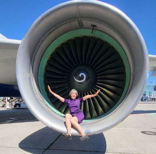 Η Barbara λατρεύει τη δουλειά της αεροσυνοδού 