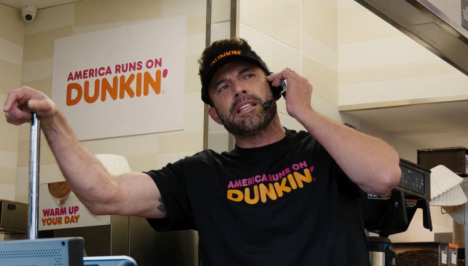 Ο Μπεν Άφλεκ υποδύεται τον υπάλληλο της Dunkin Donuts