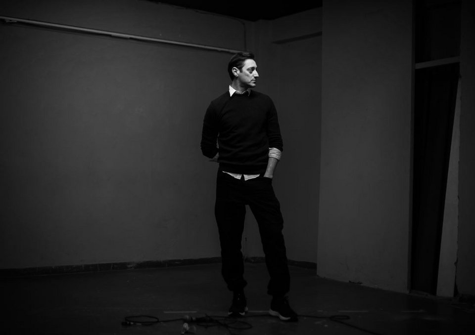  «Επιστρέφω με μεγάλη χαρά στα έργα μου, είναι ζωντανοί οργανισμοί, όσο τα παρουσιάζουμε τόσο αναπνέουν βαθύτερα και ωριμάζουν μαζί μας. ίναι σημαντικό ότι το “Elenit” επιστρέφει στη Στέγη γιατί εκεί γεννήθηκε το έργο. Αυτό είναι μια διπλή χαρά.» / Φωτογραφία Πηνελόπη Γερασίμου 