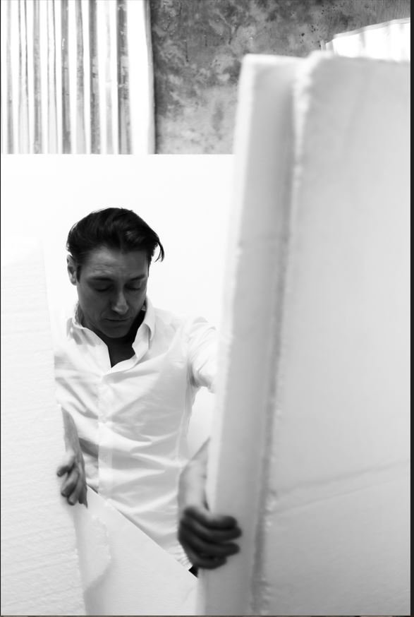 «Στην Μπιενάλε της Λυών στη Γαλλία. Εκανα το “Elenit” που στο τέλος σπαράζω με ένα άνοιγμα προς το κοινό. Και ξαφνικά το κοινό, σύσσωμο, άρχισε να απαντά με άναρθρες κραυγές. Μείναμε άφωνοι όλοι πάνω στη σκηνή»/ Φωτογραφία Πηνελόπη Γερασίμου. 