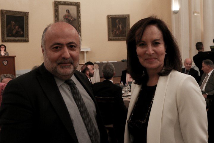 Η Άννα Διαμαντοπούλου και ο διευθυντής του Γραφείου Τύπου του Πρωθυπουργού, Δημήτρης Τσιόδρας / Φωτογραφία: ΧΡΗΣΤΟΣ ΜΠΟΝΗΣ/EUROKINISSI  