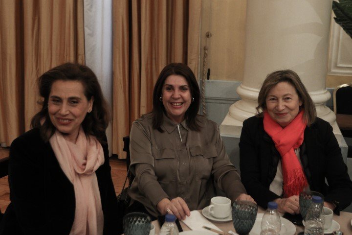 Από αριστερά: Η βουλευτής Δράμας του ΠΑΣΟΚ Χαρά Κεφαλίδου, το μέλος του ΠΣ του ΠΑΣΟΚ και υποψήφια βουλευτής Βόρειου Τομέα Αθηνών Έφη Χαλάτση και η πρώην βουλευτής Ευαγγελία Σχοιναράκη / Φωτογραφία: ΧΡΗΣΤΟΣ ΜΠΟΝΗΣ/EUROKINISSI