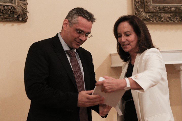 Η Άννα Διαμαντοπούλου βραβεύει τον ειδικό γραμματέα Μακροπρόθεσμου Σχεδιασμού Γιάννη Μαστρογεωργίου / Φωτογραφία: ΧΡΗΣΤΟΣ ΜΠΟΝΗΣ/EUROKINISSI