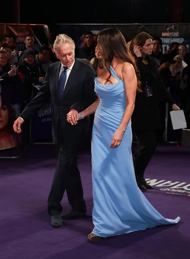 Σε πλήρη φόρμα και πολύ κομψός ο 78χρονος Μάικλ Ντάγκλας δίπλα στην λαμπερή και βραβευμένη 53χρονη ηθοποιό σύζυγό του Κάθριν Ζέτα Τζόουνς