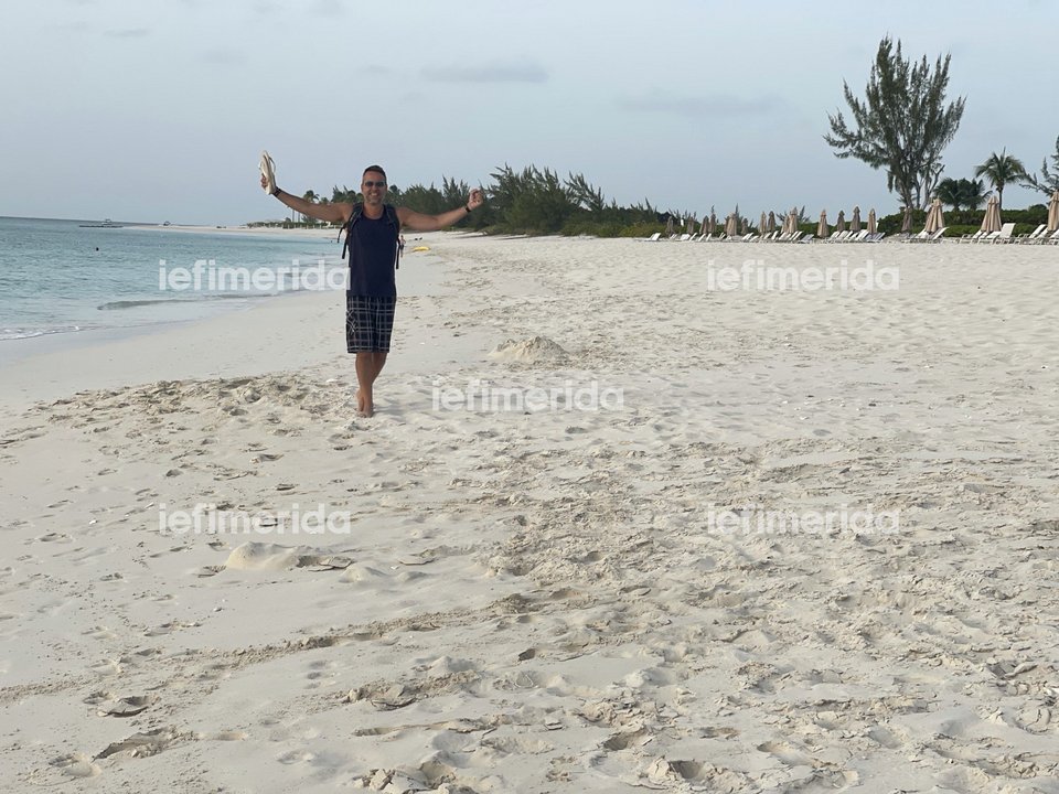 Στην παραλία του εξωτικου νησιού σ' ένα διάλειμμα από το ιατρείο