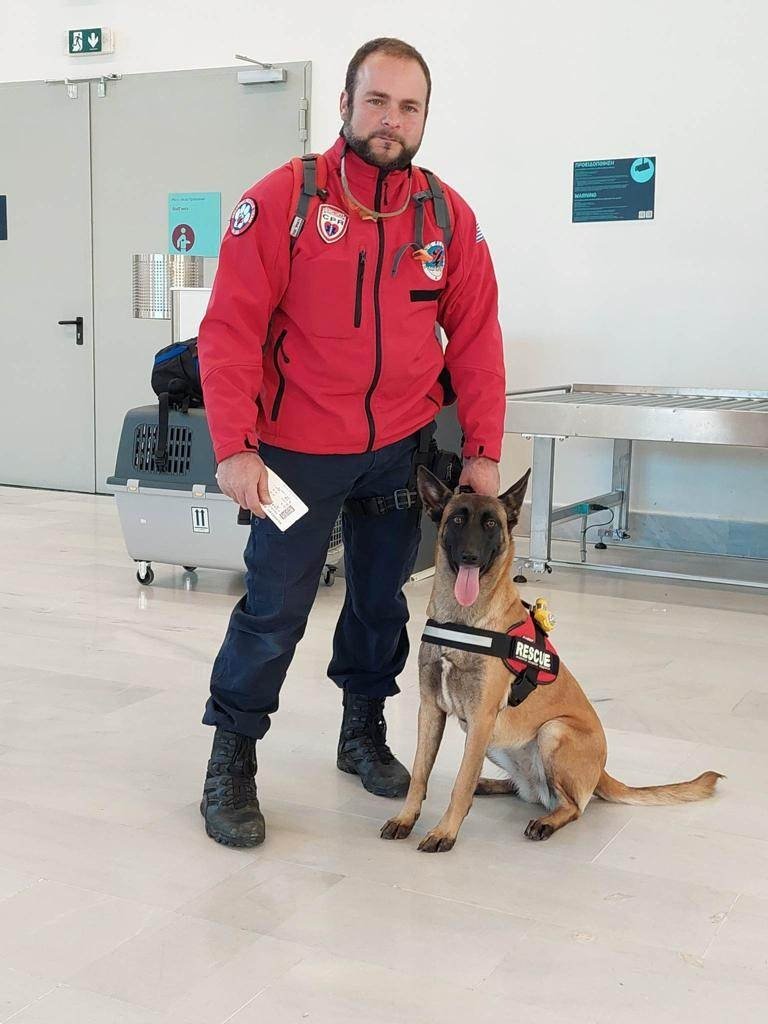 Έχουν μαζί τους και ειδικά εκπαιδευμένο σκύλο προκειμένου να βοηθήσει τις επιχειρήσεις διάσωσης των εγκλωβισμένων