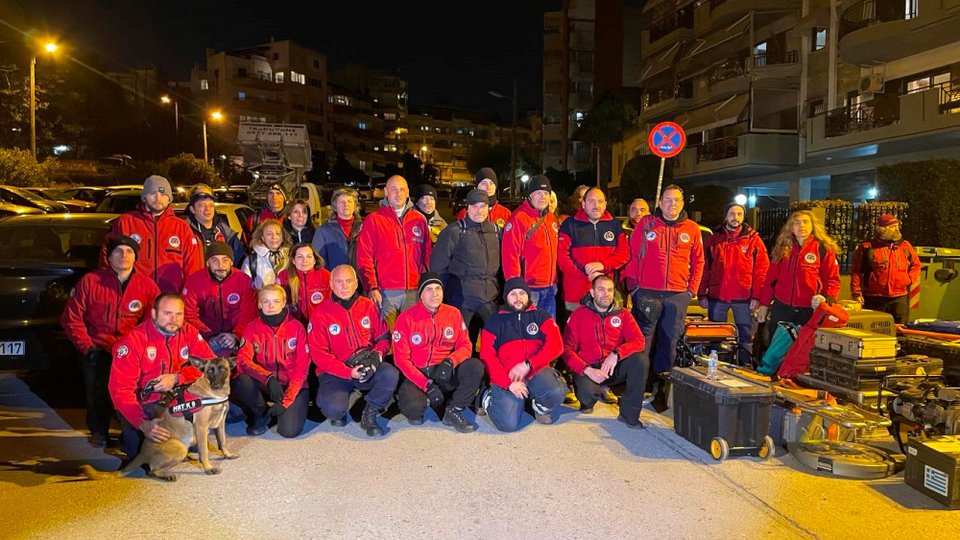 Τα μέλη της Ελληνικής Ομάδας διάσωσης προτού αναχωρήσουν για Τουρκία