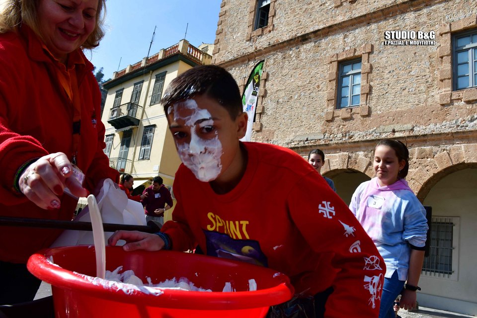 Αναζητούν τον κρυμμένο θησαυρό μέσα σε λεκάνη με γιαούρτι 