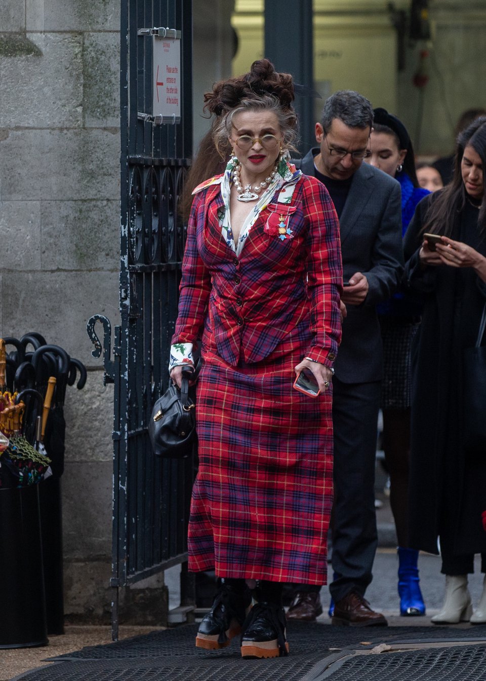Σε μία total Vivienne Westwood εμφάνιση, η ηθοποιός Helena Bonham Carter