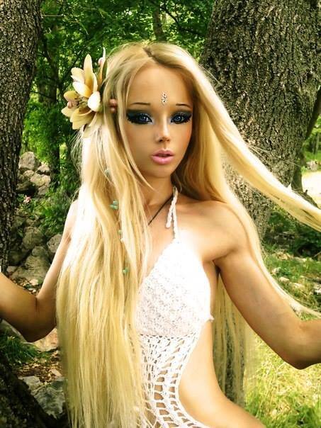 Η Lukyanova έχει το παρατσούκλι η ανθρώπινη Barbie