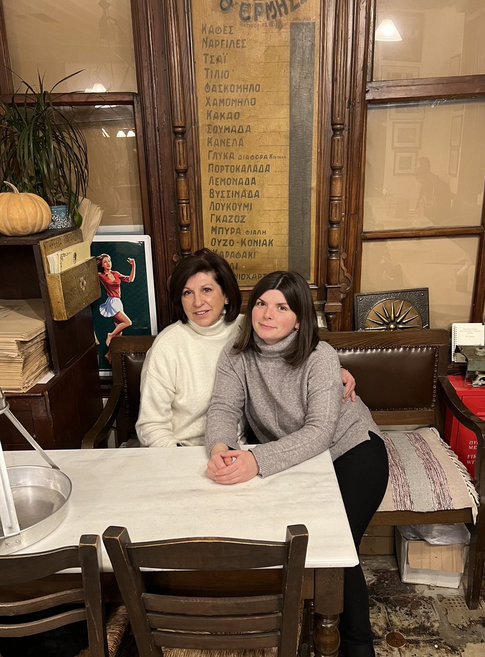 Η Κυβέλη Σπανουδάκη και η κόρη της Ειρήνη Λάσκαρη / Φωτογραφία: Ευγενική παραχώρηση από το «Καφενείον Ο Ερμής»