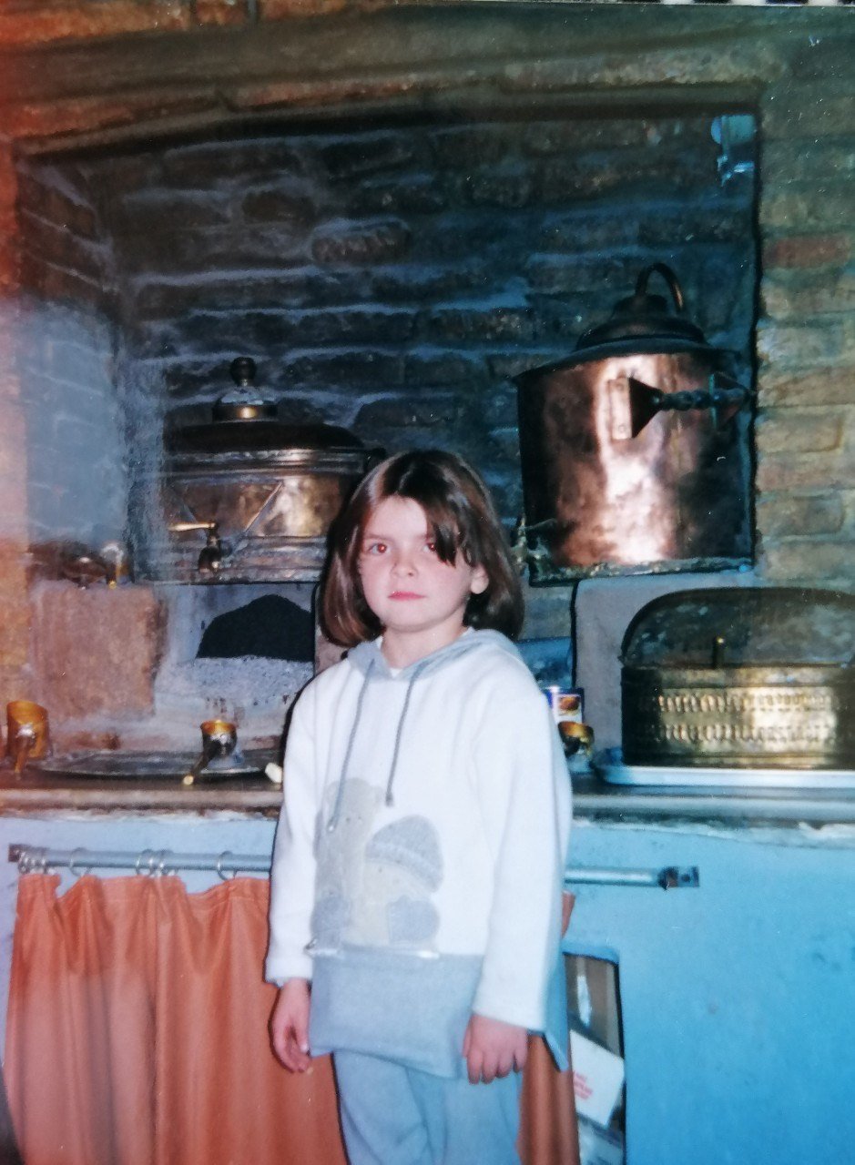 Η Ειρήνη Λάσκαρη όταν ήταν μικρή στην κουζίνα του καφενείου, που μόλις είχε αναλάβει η μητέρα της Κυβέλη / Φωτογραφία: Ευγενική παραχώρηση από το «Καφενείον Ο Ερμής» 