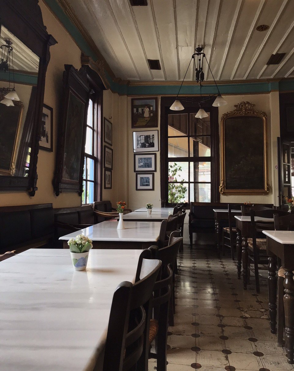 Άποψη από το εσωτερικό του καφενείου «Ο Ερμής» στην Επάνω Σκάλα Μυτιλήνης / Φωτογραφία: Ευγενική παραχώρηση από το «Καφενείον Ο Ερμής»