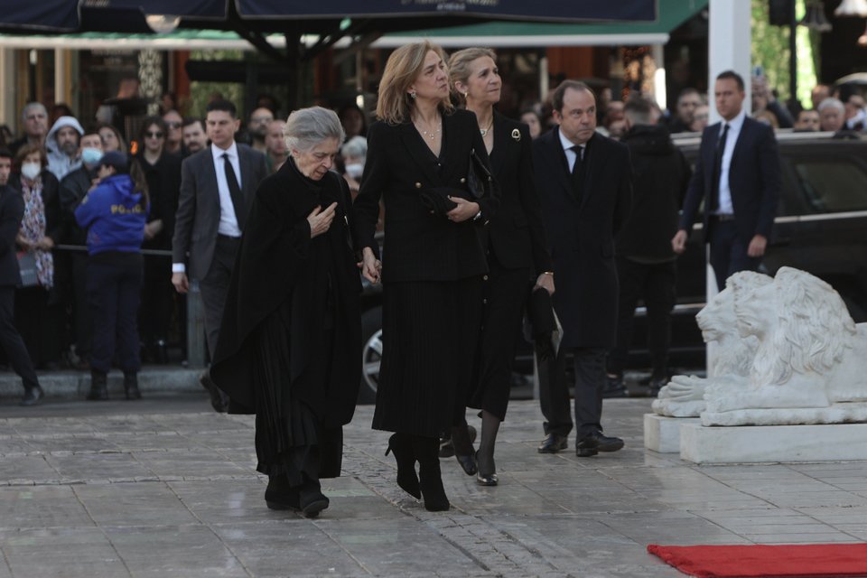 Την Ειρήνη συνόδευσαν οι κόρες της βασίλισσας Σοφίας της Ισπανίας, η πριγκίπισσα Έλενα και η πριγκίπισσα Κριστίνα.