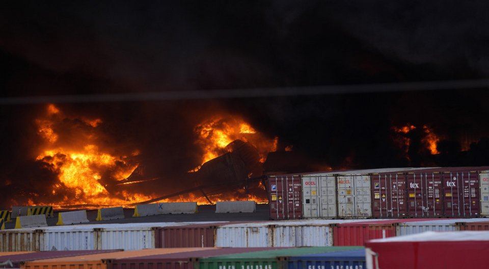 Εικόνα από την πυρκαγιά που έκαιγε χθες στο λιμάνι του Ισκεντερούν/ AP Photos