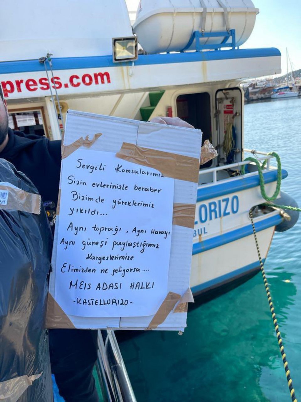 Το μήνυμα που συνόδευε την ανθρωπιστική βοήθεια από τους κατοίκους του Καστελλόριζου στην Τουρκία / Twitter
