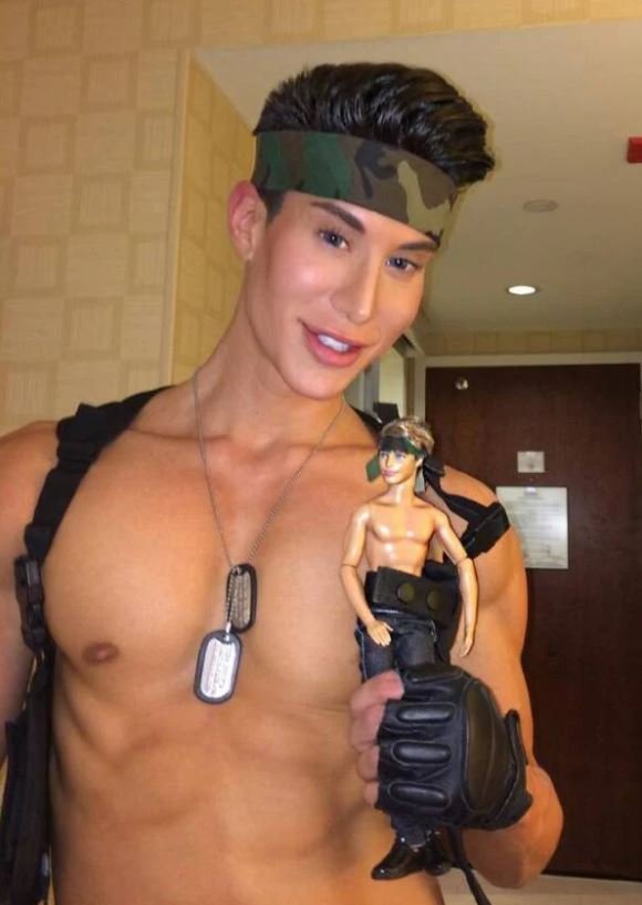 Ο Justin Jedlica έχει γίνει γνωστός ως η ανθρώπινη κούκλα Ken, έχοντας ξοδέψει σχεδόν 800.000 δολάρια σε αισθητικές επεμβάσεις.