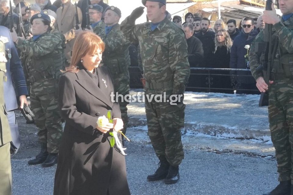Η πρόεδρος της Δημοκρατίας, Κατερίνα Σακελλαροπούλου με ένα λευκό τριαντάφυλλο στα χέρια