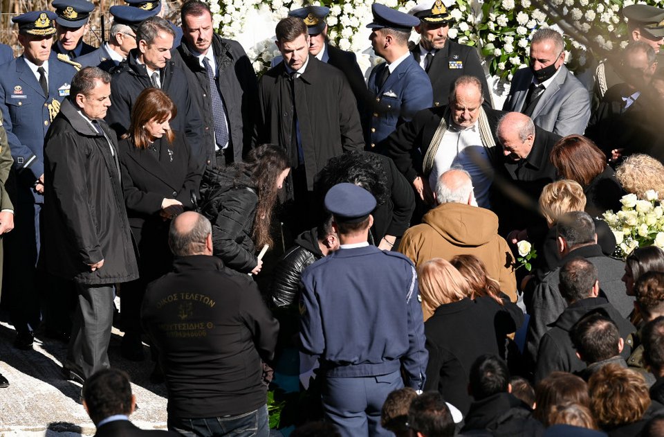 Αμέσως έσπευσαν να της παράσχουν βοήθεια όσοι βρίσκονταν δίπλα της