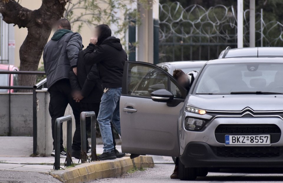 Στην Ευελπίδων οι 5 συλληφθέντες για την υπόθεση της 12χρονης στον Κολωνό / INTIME