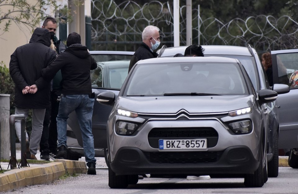 Στην Ευελπίδων οι 5 συλληφθέντες για την υπόθεση της 12χρονης στον Κολωνό / INTIME